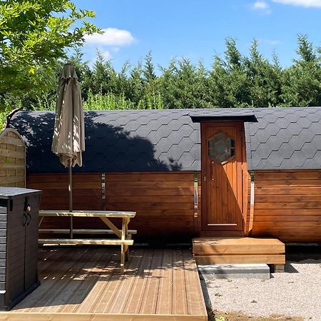 Tonneau Herbergement Insolite Au Camping Des Nieres Ebreuil Exterior photo