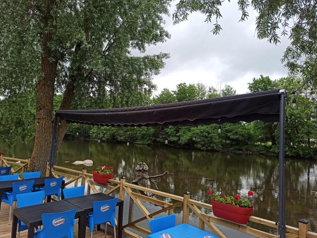 Tonneau Herbergement Insolite Au Camping Des Nieres Ebreuil Exterior photo