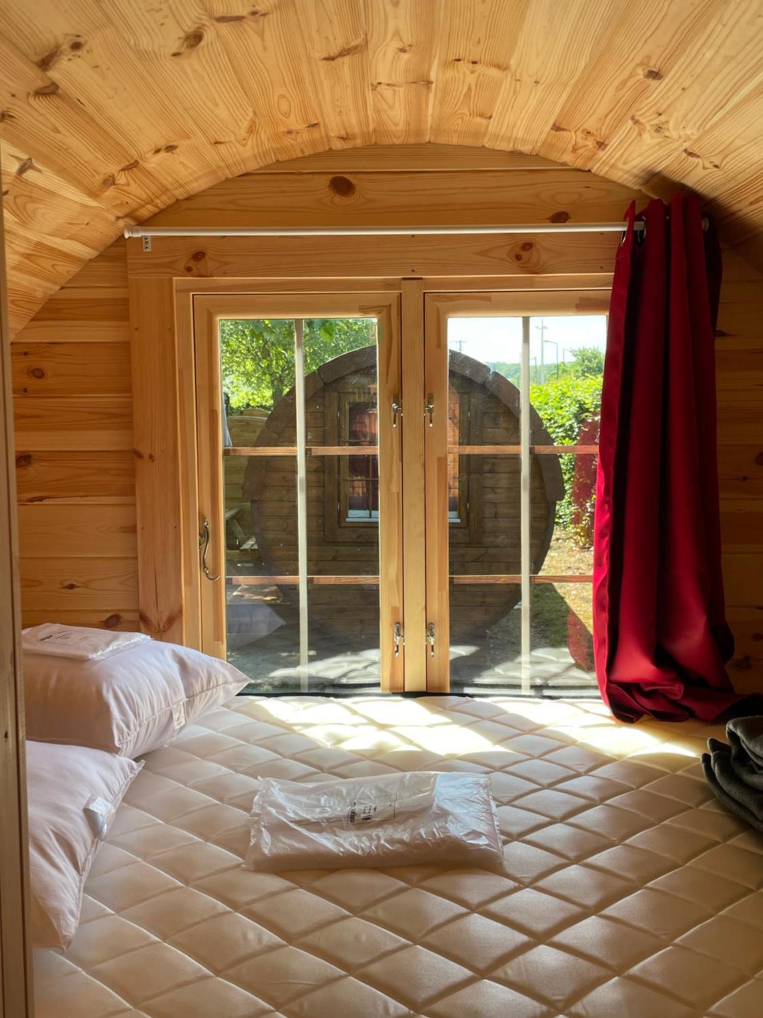 Tonneau Herbergement Insolite Au Camping Des Nieres Ebreuil Exterior photo